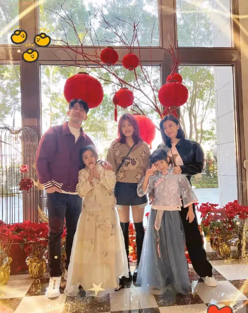 賈靜雯參加蕭敬騰婚禮,卻被小女兒搶鏡,網友:專挑媽媽優點長