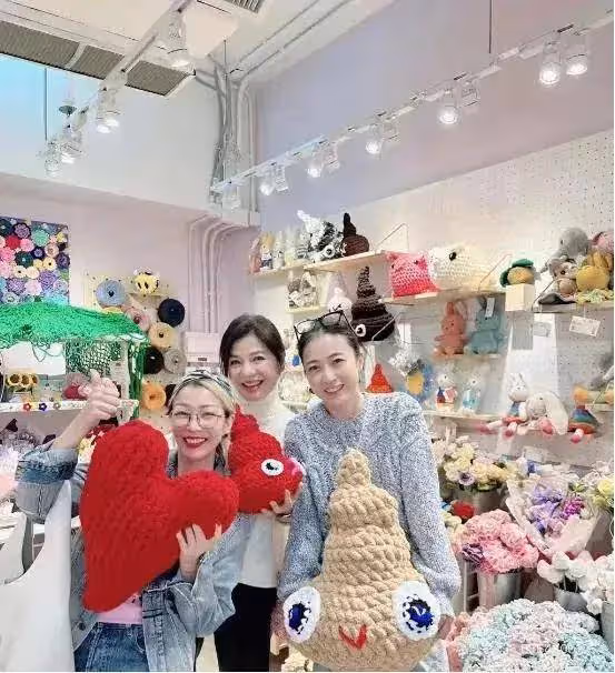 劉鑾雄老婆甘比曬美照,豪宅之中打扮樸素,喜歡針織沒有豪門架子