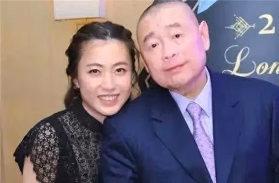 劉鑾雄老婆甘比曬美照,豪宅之中打扮樸素,喜歡針織沒有豪門架子