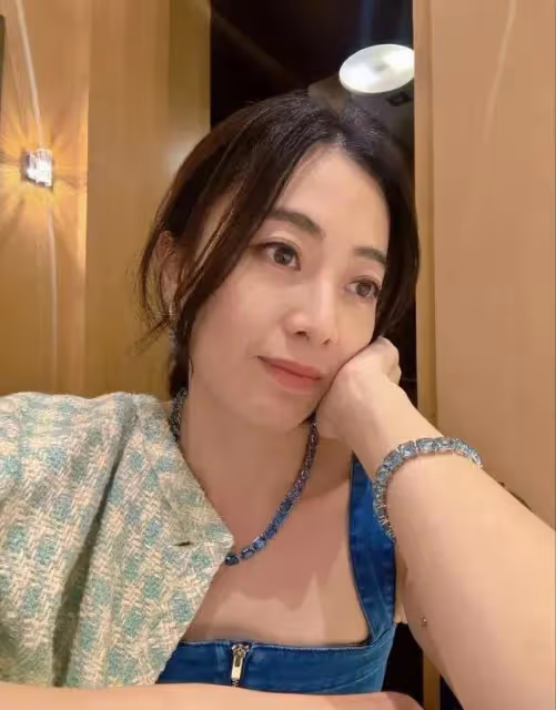 劉鑾雄老婆甘比曬美照,豪宅之中打扮樸素,喜歡針織沒有豪門架子
