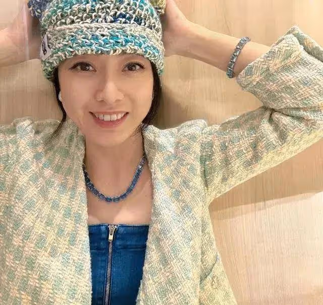 劉鑾雄老婆甘比曬美照,豪宅之中打扮樸素,喜歡針織沒有豪門架子