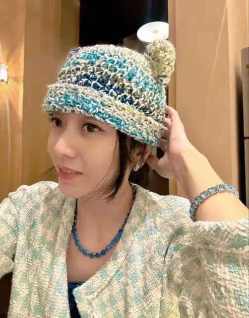 劉鑾雄老婆甘比曬美照,豪宅之中打扮樸素,喜歡針織沒有豪門架子