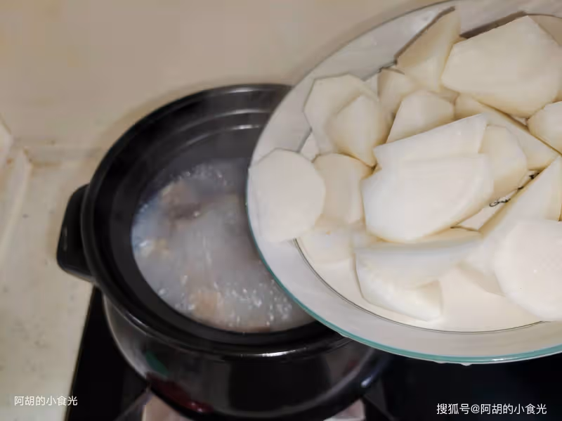 雞湯骨湯靠邊站,秋天最該喝這碗湯!多為家人煲一鍋,肉嫩湯鮮、不油膩