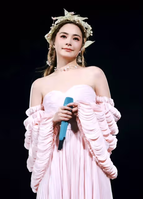 43歲女星阿嬌告訴你:「乾乾癟癟」不叫美,珠圓玉潤才更有韻味