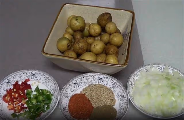 家裡的小土豆不要扔,試試這樣做,一口一個,香辣軟爛,太香了