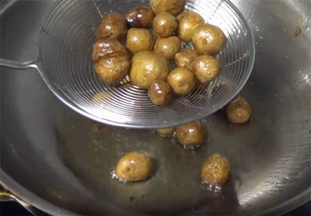 家裡的小土豆不要扔,試試這樣做,一口一個,香辣軟爛,太香了