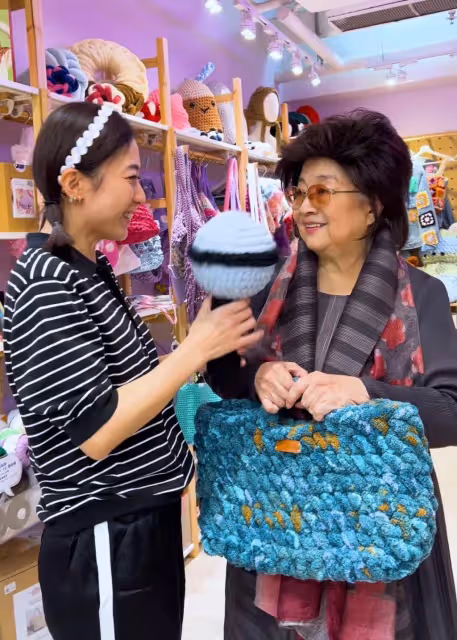 75歲歌后徐小鳳罕現身!精神飽滿臉露笑容,發量驚人盡顯少女感