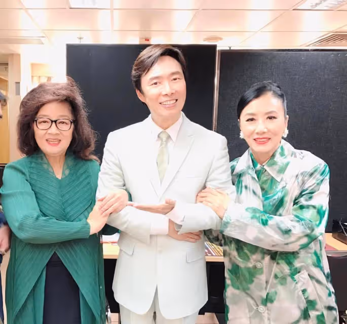 75歲歌后徐小鳳罕現身!精神飽滿臉露笑容,發量驚人盡顯少女感