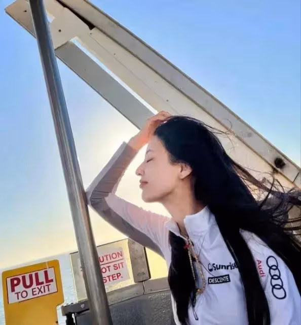 黃聖依曬看海照,獨自現身顯落寞,素顏出鏡本人依舊超美