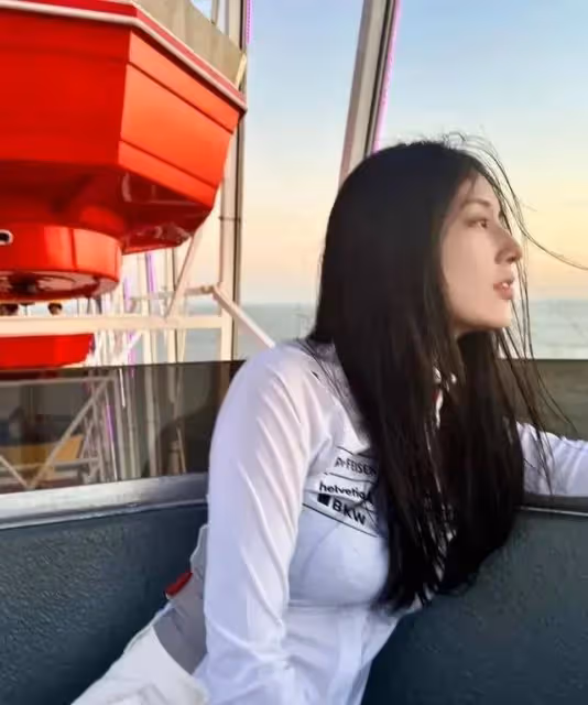 黃聖依曬看海照,獨自現身顯落寞,素顏出鏡本人依舊超美
