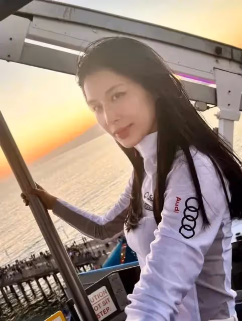 黃聖依曬看海照,獨自現身顯落寞,素顏出鏡本人依舊超美