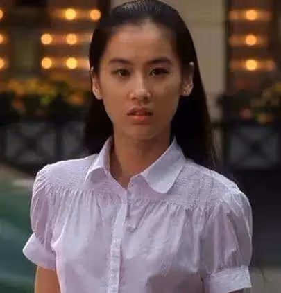 黃聖依曬看海照，獨自現身顯落寞，素顏出鏡本人依舊超美
