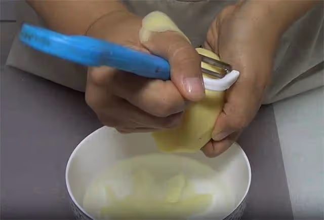 土豆不要炒著吃了,試試這樣做,簡單一拌就做好,脆嫩辣爽,真棒