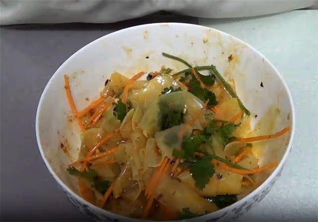 土豆不要炒著吃了,試試這樣做,簡單一拌就做好,脆嫩辣爽,真棒