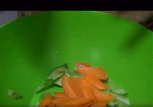 這道涼拌菜要收藏了,食材簡單,一撕一拌就做好,開胃好吃,真棒