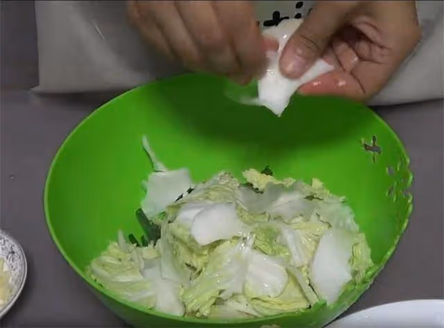 這道涼拌菜要收藏了,食材簡單,一撕一拌就做好,開胃好吃,真棒