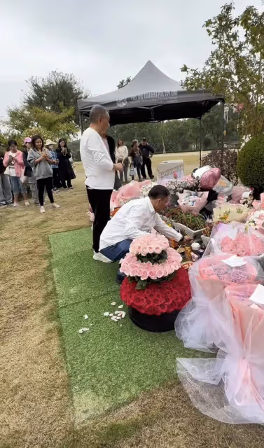 喬任梁去世8年後粉絲自發組織去上海福壽園給他慶生,其父母也在
