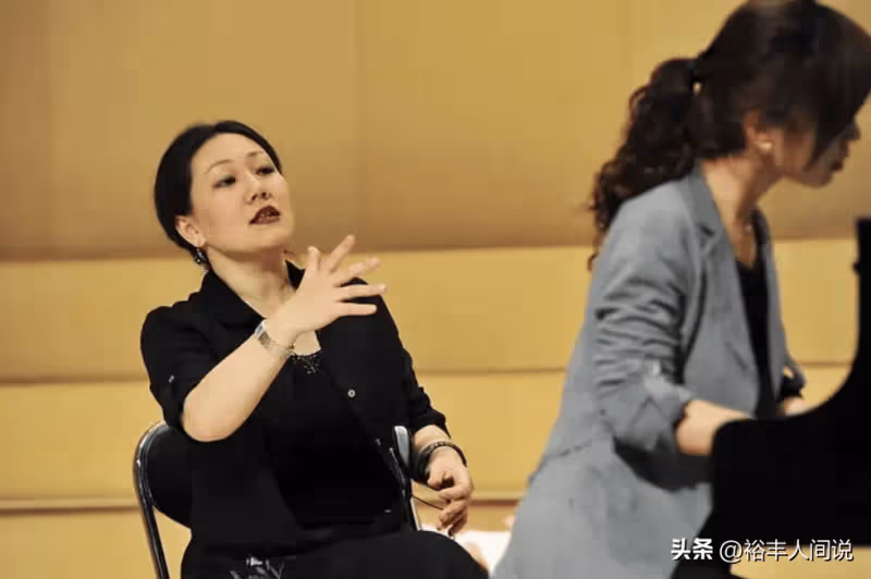 95歲逄先知近照曝光!滿頭白髮與孫輩掰手腕,家中簡單且樸素