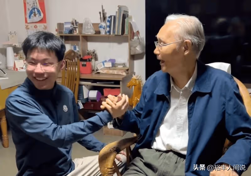 95歲逄先知近照曝光!滿頭白髮與孫輩掰手腕,家中簡單且樸素