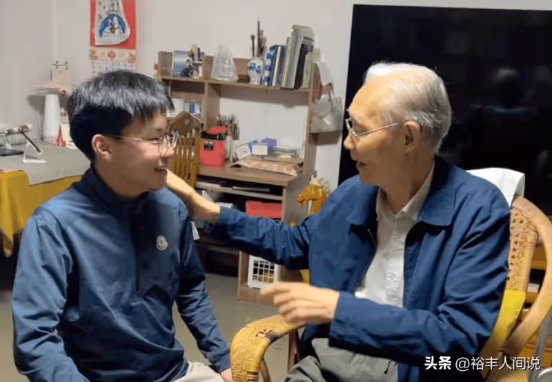 95歲逄先知近照曝光!滿頭白髮與孫輩掰手腕,家中簡單且樸素
