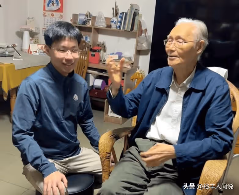 95歲逄先知近照曝光!滿頭白髮與孫輩掰手腕,家中簡單且樸素