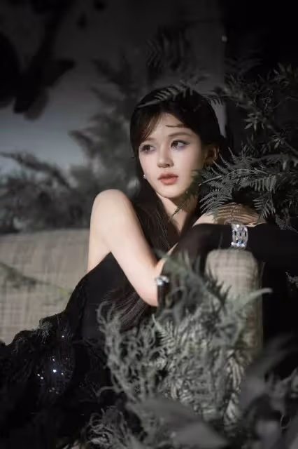 趙露思穿黑色露背短裙超魅惑!膚白貌美大長腿性感妖艷