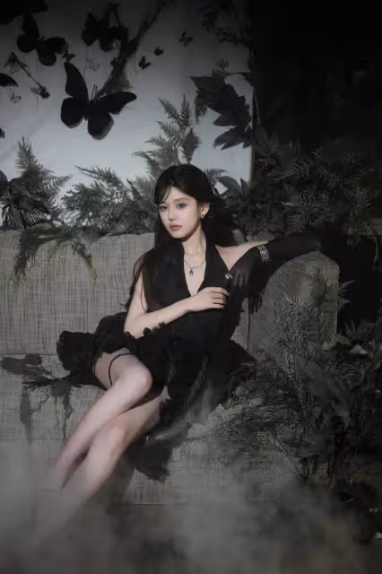 趙露思穿黑色露背短裙超魅惑!膚白貌美大長腿性感妖艷