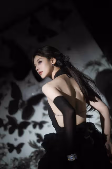 趙露思穿黑色露背短裙超魅惑!膚白貌美大長腿性感妖艷