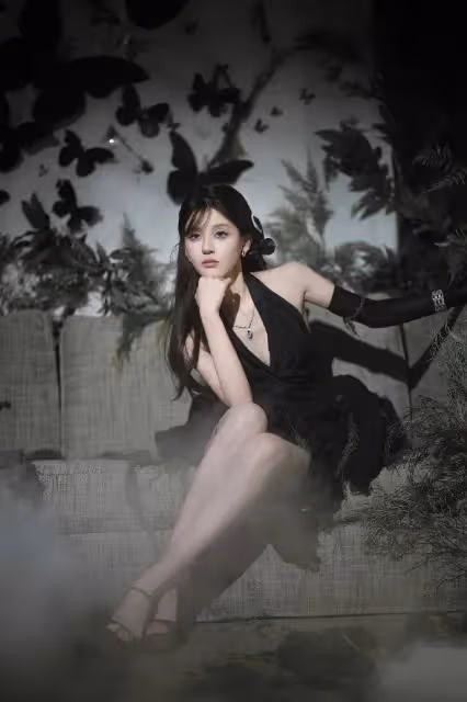 趙露思穿黑色露背短裙超魅惑!膚白貌美大長腿性感妖艷