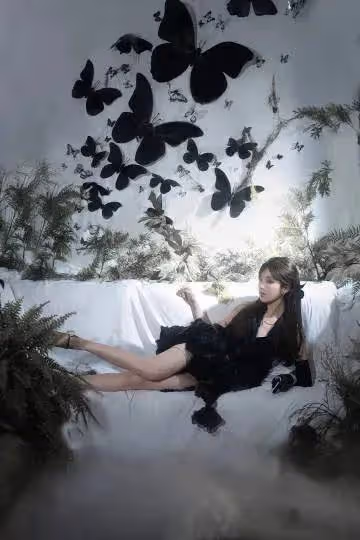 趙露思穿黑色露背短裙超魅惑!膚白貌美大長腿性感妖艷