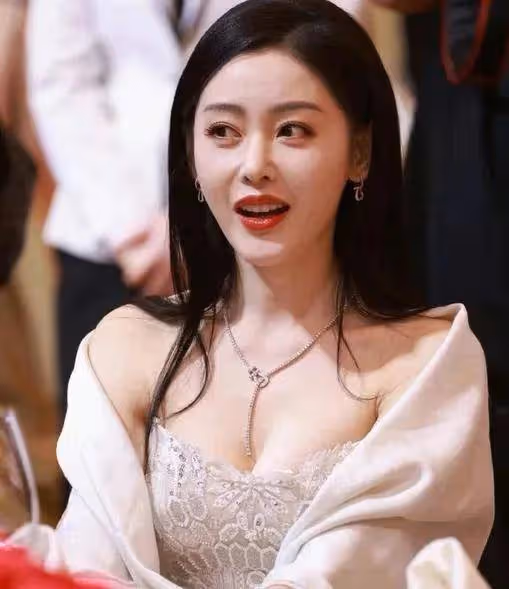 張天愛各類靚麗寫真美爆了!雪膚玉貌曼妙身材性感妖艷