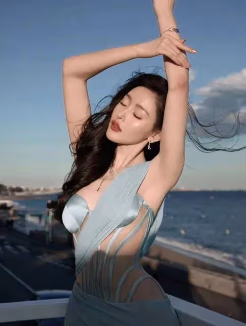 張天愛各類靚麗寫真美爆了!雪膚玉貌曼妙身材性感妖艷