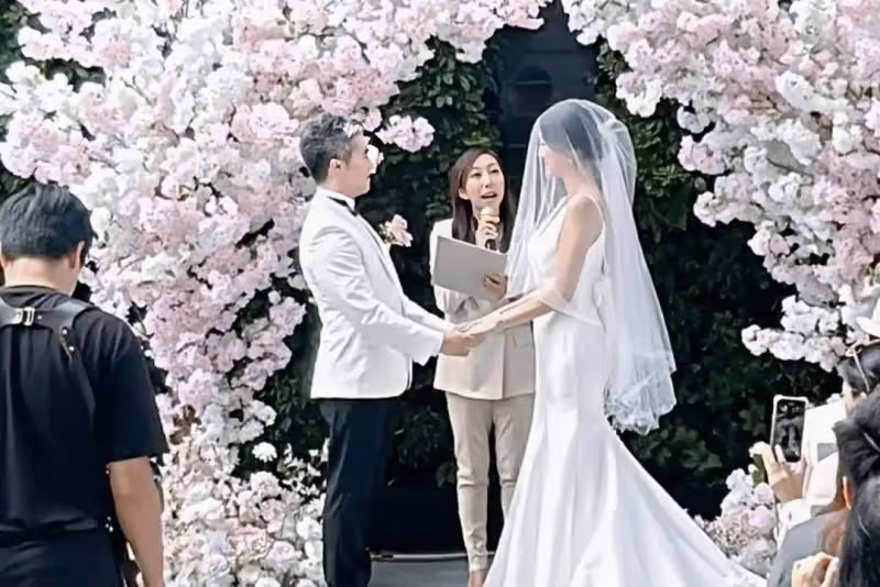 第三者成功上位,香港女星鍾溥敏正式註冊結婚,在星級酒店低調辦婚禮