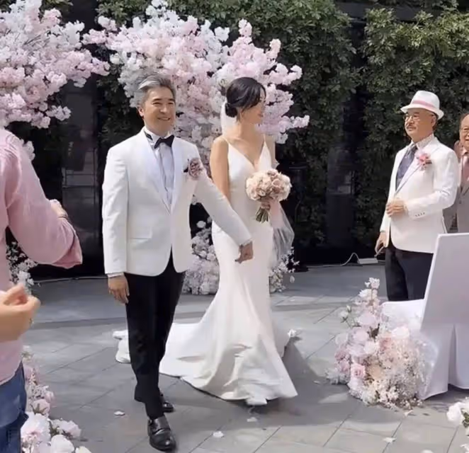 第三者成功上位,香港女星鍾溥敏正式註冊結婚,在星級酒店低調辦婚禮