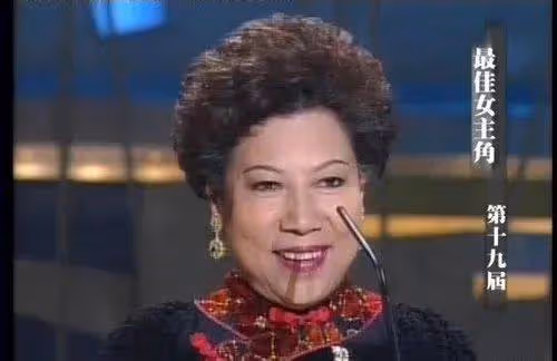 89歲羅蘭參加好友演唱會健步如飛,破除身體轉差傳聞,網友讚嘆德藝雙馨