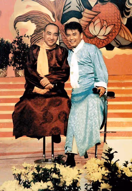 89歲羅蘭參加好友演唱會健步如飛,破除身體轉差傳聞,網友讚嘆德藝雙馨
