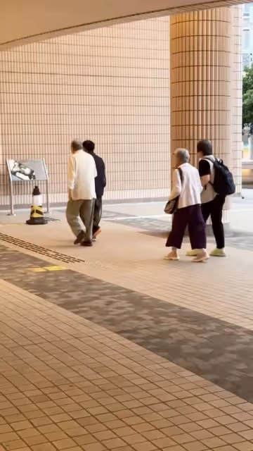 89歲羅蘭參加好友演唱會健步如飛,破除身體轉差傳聞,網友讚嘆德藝雙馨