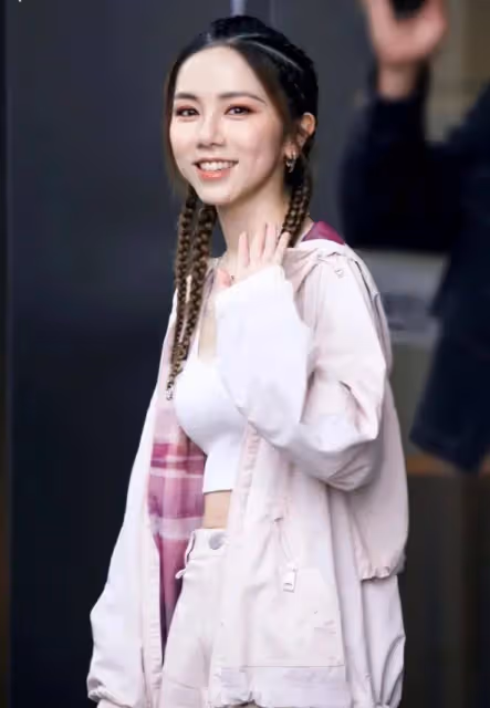 天后鄧紫棋再現富婆本色,曬私人飛機工作照,被傳去年開演唱會吸金五億元