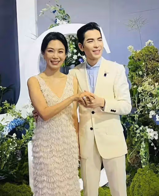 47歲范曉萱一頭綠髮參加蕭敬騰婚禮,近照大變樣,胖到認不出