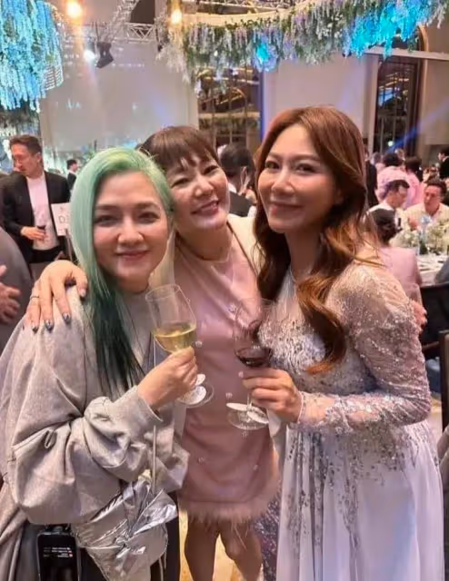 47歲范曉萱一頭綠髮參加蕭敬騰婚禮,近照大變樣,胖到認不出