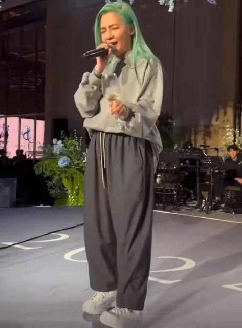 47歲范曉萱一頭綠髮參加蕭敬騰婚禮,近照大變樣,胖到認不出