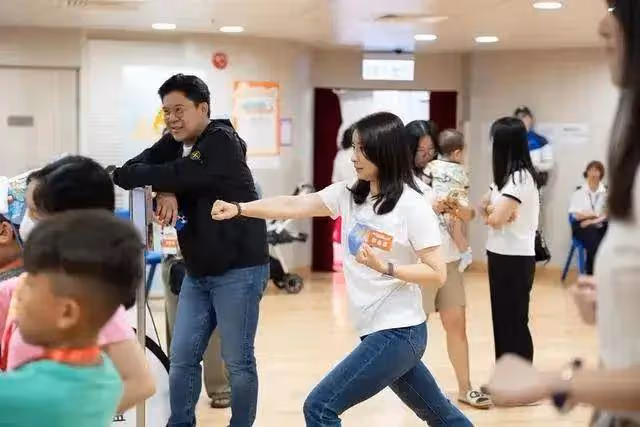 郭晶晶43歲生日做公益,和霍啟剛現身畫面超甜,郭晶晶練武好可愛