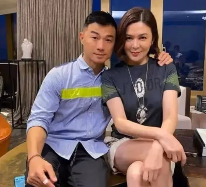 62歲關之琳在豪宅與小鮮肉依偎在一起,穿搭時髦容光煥發,差幾十歲卻似同齡人