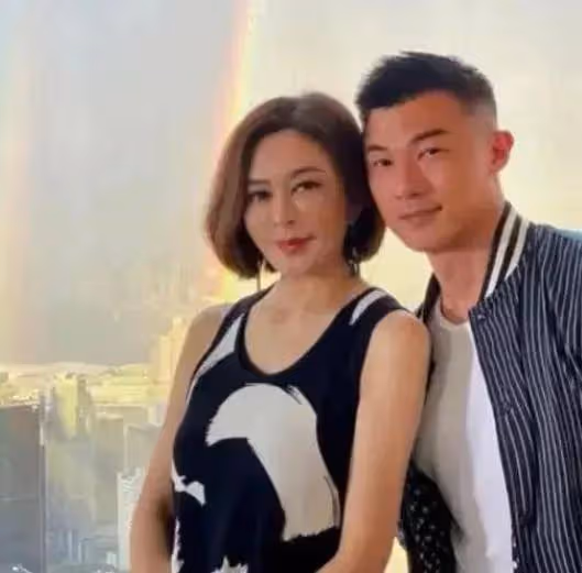 62歲關之琳在豪宅與小鮮肉依偎在一起,穿搭時髦容光煥發,差幾十歲卻似同齡人