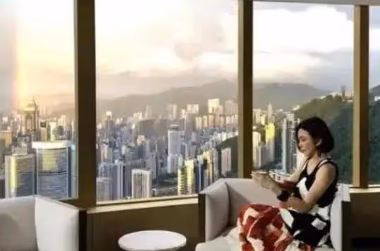 62歲關之琳在豪宅與小鮮肉依偎在一起,穿搭時髦容光煥發,差幾十歲卻似同齡人
