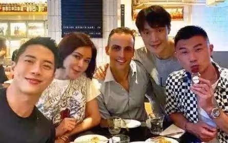 62歲關之琳在豪宅與小鮮肉依偎在一起,穿搭時髦容光煥發,差幾十歲卻似同齡人