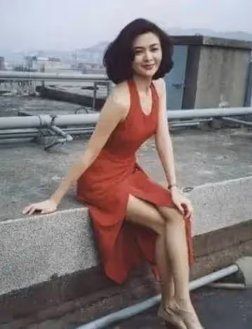 62歲關之琳在豪宅與小鮮肉依偎在一起,穿搭時髦容光煥發,差幾十歲卻似同齡人