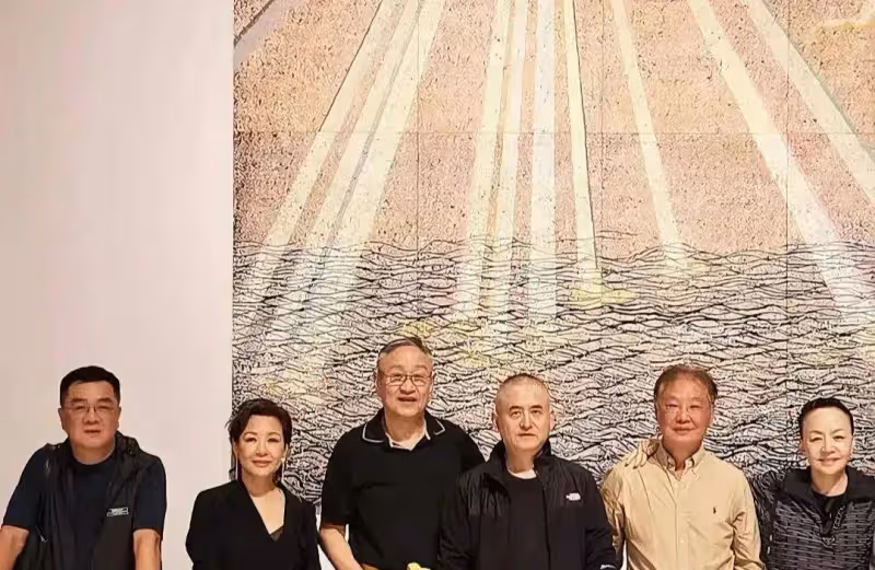 64歲宋丹丹攜老公游威尼斯,兩人打扮休閒皮膚白里透光,與主持人李靜罕見同框
