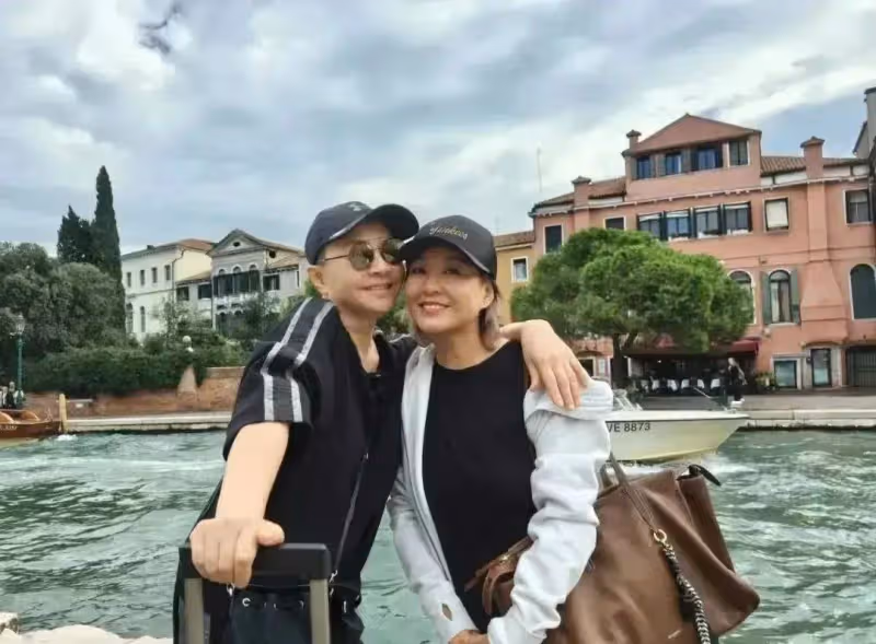 64歲宋丹丹攜老公游威尼斯，兩人打扮休閒皮膚白里透光，與主持人李靜罕見同框