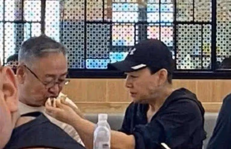 64歲宋丹丹攜老公游威尼斯，兩人打扮休閒皮膚白里透光，與主持人李靜罕見同框